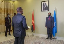 Madaxweyne Farmaajo oo waraaqadaha aqoonsiga ka gudoomay safiirada Tansaaniya iyo Angola.