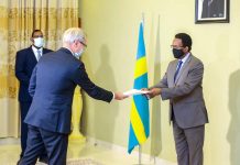 Madaxweyne Farmaajo oo warqadaha aqoonsiga ka guddoomay safiirka cusub ee Sweden