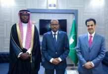 Wasiirka Arrimaha Dibadda oo nuqul ka mid ah warqadaha aqoonsiga ka guddoomay Safiirka Sucuudiga
