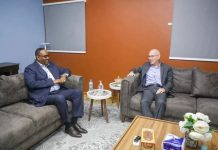 Deni iyo James Swan oo kulan ku yeeshay Muqdisho.