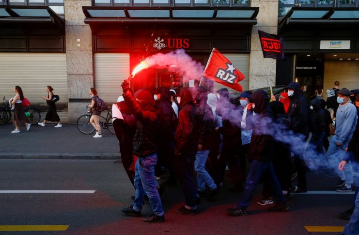 Protesters clash with police ahead of Davos meeting
