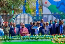 Madaxweynaha Soomaaliya iyo Ismaaciil Cumar Geelle oo Ubax Dhigay Halkii Lagu Aas-aasay Dowladnimada Soomaaliya