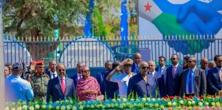 Madaxweynaha Soomaaliya iyo Ismaaciil Cumar Geelle oo Ubax Dhigay Halkii Lagu Aas-aasay Dowladnimada Soomaaliya