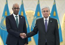 Madaxweynaha Kazakhstan oo warqadaha aqoonsiga ka guddoomay Safiirka cusub ee Soomaaliya