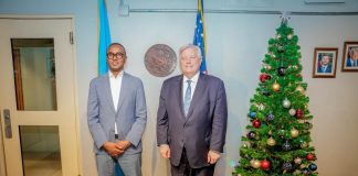 Guddoomiyaha SoDMA iyo Safiirka Maraykanka oo Ka Wada Hadlay Xoojinta Iskaashiga Bani’aadannimo