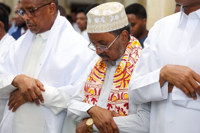 Madaxweynaha Soomaaliya oo Salaadda Ciidda Carafo kumaan shacabka kula tukaday Muqdisho