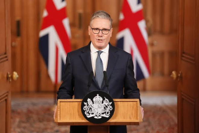 Ra’iisul Wasaarahii Ingiriiska Keir Starmer oo Is Casilay Kadib Guuldaraddii uu Xisbigiisu La Kulmay