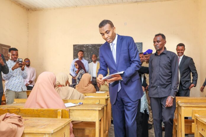 Ra’iisul Wasaare Xamsa Oo Si Rasmi Ah U Furay Imtixaanka Shahaadiga Ah ee Dugsiyada Sare Dalka