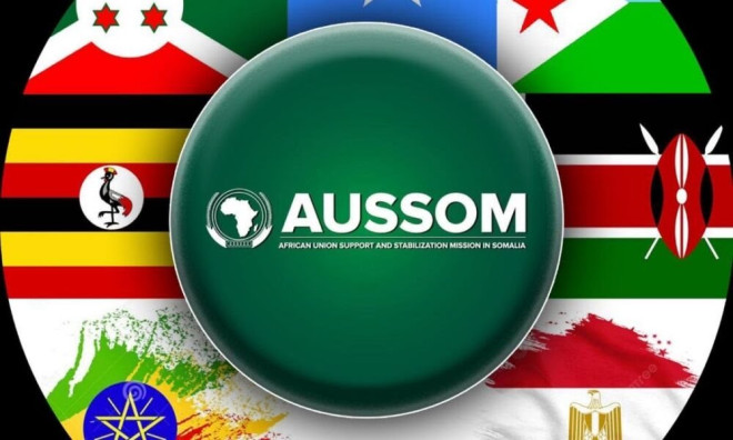 Madaxweynaha Somaliland, Cabdiraxmaan Maxamed Cabdillaahi (Cirro), ayaa sheegay in Dowladda Soomaaliya ay ka baxday heshiisyo laga gaadhay wada-hadalladii muddo dheer u dhexeeyay Somaliland iyo Dowlada Soomaaliya, isagoo ku eedeeyay Muqdisho inay farogelin ku hayso arrimaha gudaha Somaliland. Madaxweyne Cirro oo Nairobi kula kulmay wakiillo ka tirsan beesha caalamka ayaa sheegay in nabaddu ay tahay mudnaanta koowaad ee xukuumaddiisa, isla markaana ay diyaar u tahay in xal nabadeed loogu wajaho colaaddii Laascaanood, iyadoo la adeegsanayo wada-hadal, dib-u-heshiisiin iyo is-afgarad. “Mudanayaal, nabadu waxa ay tahay mudnaanta koowaad ee xukuumaddayda. Waxa aan sii wadaynaa xal ay Somaliland leedahay oo lagu wajaho colaadda Laascaanood, taas oo ku dhisan wada-hadal, dib-u-heshiisiin iyo is-afgarad,” ayuu yidhi Madaxweyne Cirro. Waxa uu sidoo kale sheegay in aan la iska indho-tiri karin door uu sheegay in dowladda Soomaaliya ku leedahay xaaladda amni ee Somaliland, isagoo xusay in Muqdisho ay halkii ay xoogga saari lahayd xal u helista caqabadaha amni iyo bini’aadantinimo ee ka jira Soomaaliya, ay farogelin ku samaynayso arrimaha gudaha Somaliland. Madaxweyne Cirro ayaa sheegay in qaar ka mid ah wakiilada beesha caalamku ay Somaliland iyo Soomaaliya ku dhiirigelinayaan in dib loo bilaabo wada-hadalladii labada dhinac, isagoo xusay in Somaliland ay marar badan muujisay inay diyaar u tahay wada-hadal isla markaana ay gashay, lakiin aan guul laga gaadhin. “Marar badan ayaanu wada-hadal galnay annaga oo daacad ka ah, annaga oo bixinay qiimo siyaasadeed oo aad u weyn. Nasiib-darro, heshiisyo kooban balse muhiim ahaa oo lagu gaadhay wada-hadallada ayay markii dambe Soomaaliya ka baxday,” ayuu yidhi. Waxa uu tusaale u soo qaatay la wareegista maamulka hawada ee Soomaaliya, isagoo sheegay in arrintaasi ay muujinayso in aan la ilaalin heshiisyadii hore loo gaadhay. Madaxweynaha Somaliland ayaa wakiillada beesha caalamka ugu baaqay in dadaalladoodu ayna ku koobnaan oo keliya dhiirigelinta in Somaliland iyo Soomaaliya dib ugu laabtaan miiska wada-hadalka, balse ay sidoo kale xoogga saaraan fulinta heshiisyadii hore loo gaadhay. “Wada-hadal waara waxa uu u baahan yahay is-ixtiraam iyo in heshiisyada la ilaaliyo,” ayuu yidhi Madaxweyne Cirro. Wada-hadallada Somaliland iyo dowlada Soomaaliya ayaa socday muddo ka badan toban sano, waxaana kulamo kala duwan lagu qabtay dalal ay ka mid yihiin Turkiga iyo Jabuuti, hase yeeshee labada dhinac ayaan ugu dambayn ku heshiin qodobbo waaweyn oo xal kama dambays ah u noqon lahaa khilaafka siyaasadeed ee u dhexeeya.