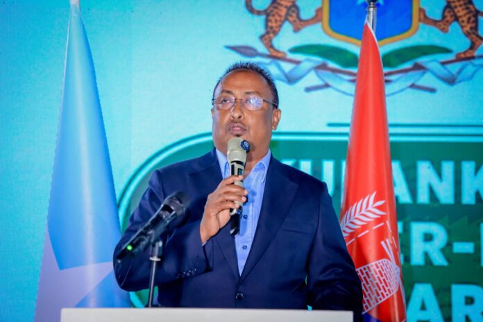 Guddoomiye Muungaab oo si adag uga hadlay burburinta dhulalka